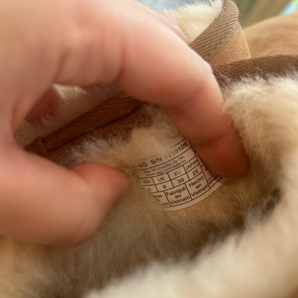 BRAND NEW low boot UGGs never worn size 8 does not come with box. - Picture 3 of 5